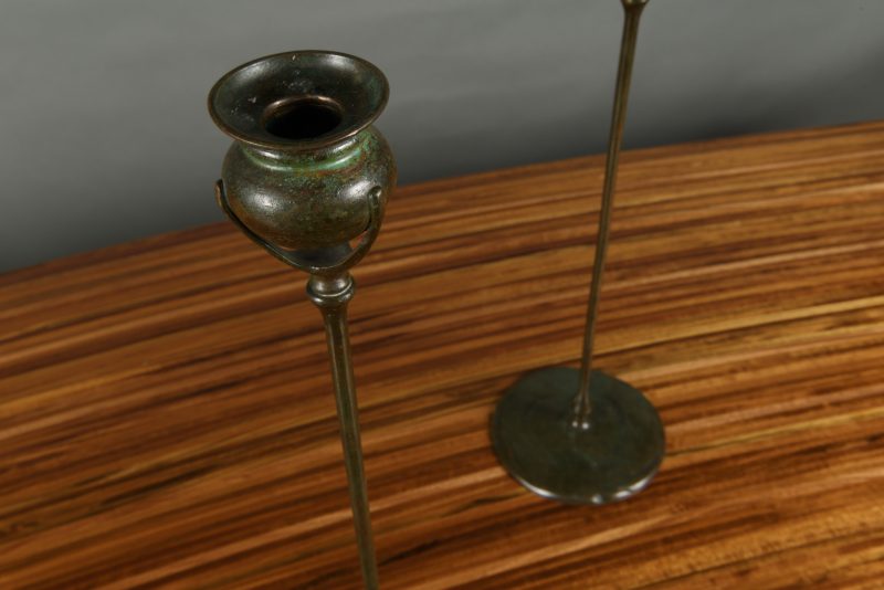 Louis Comfort Tiffany <span> Paire de bougeoirs </span>